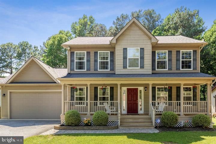 Attached, Exterior, Facade, Farmhouse