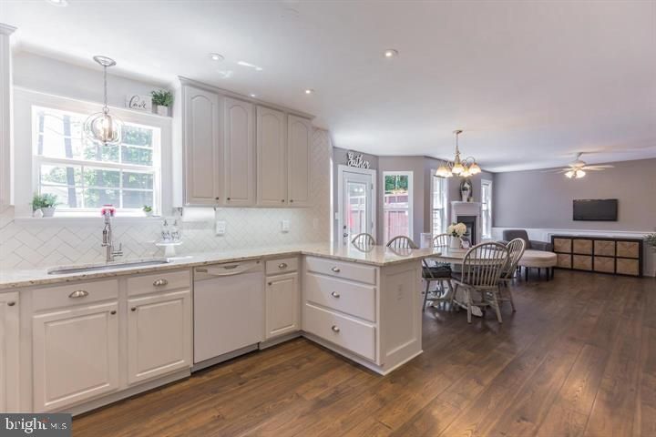 Chandelier, Dining room, Interior, Kitchen, Pendant Lights, Recessed Lighting, Wood Texture Flooring