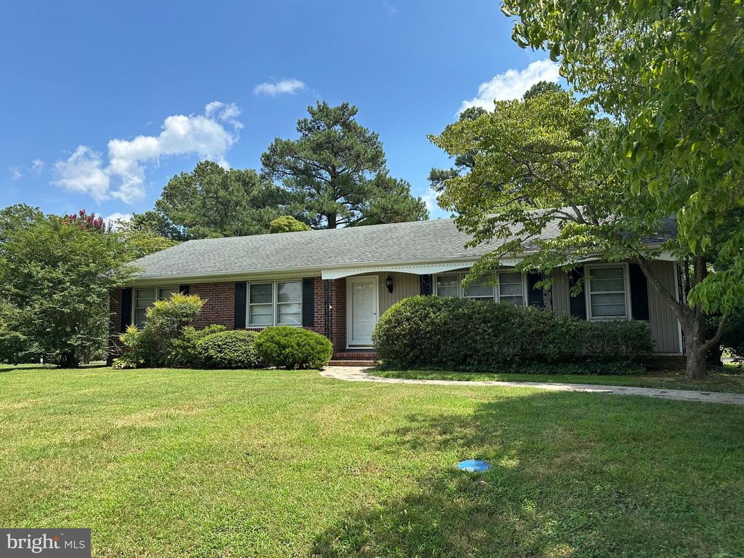 Backyard, Exterior, Facade, Brick Facade, Ranch