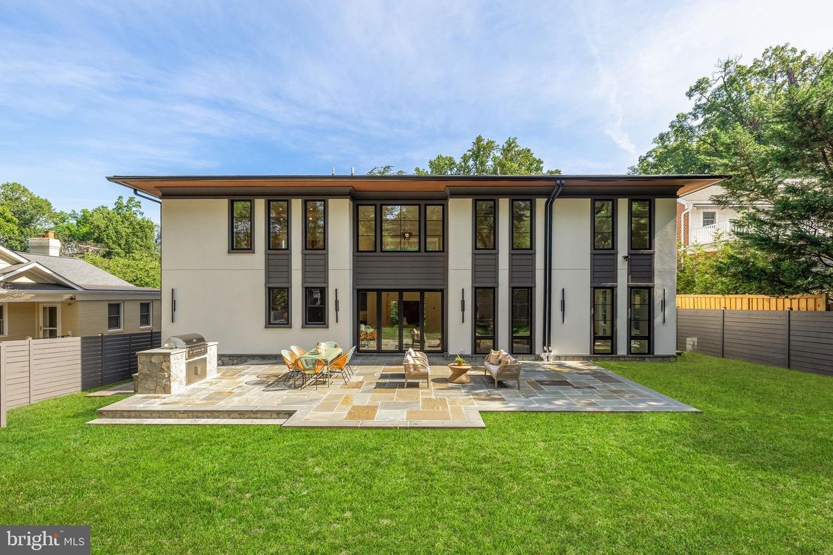 Backyard, Exterior, Facade, Modern