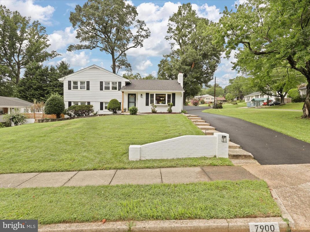 Attached, Exterior, Facade, Split Level