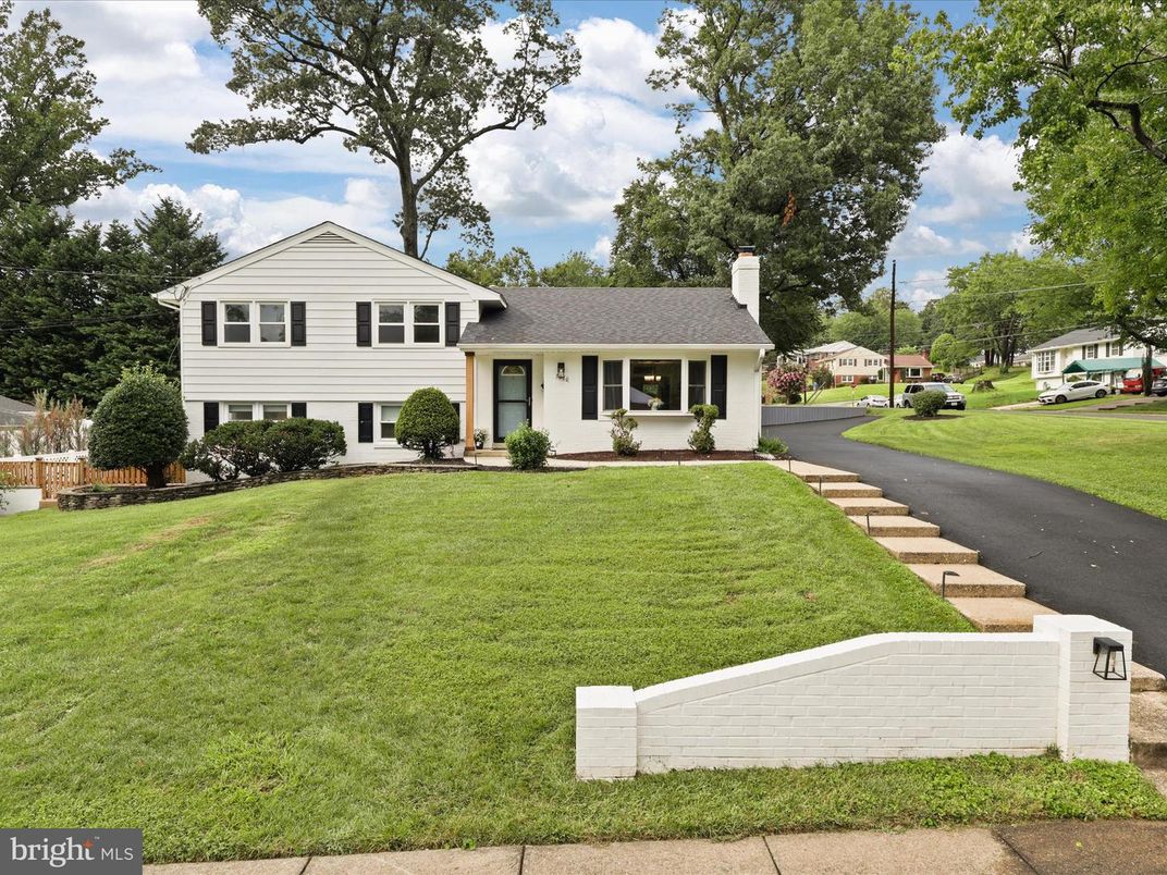 Backyard, Exterior, Facade, Split Level