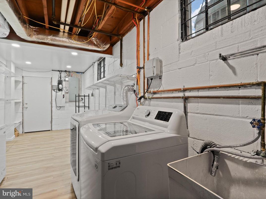 Interior, Recessed Lighting, Washer, Wood Texture Flooring
