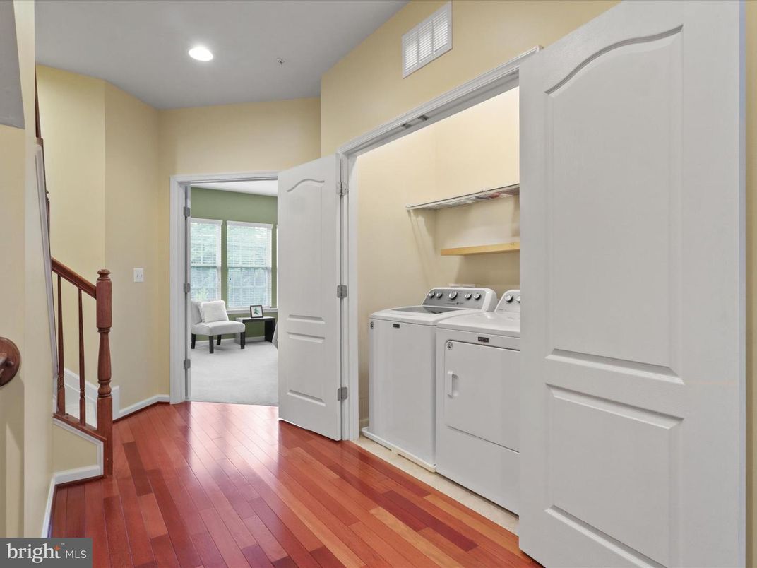 Interior, Recessed Lighting, Washer, Wood Texture Flooring