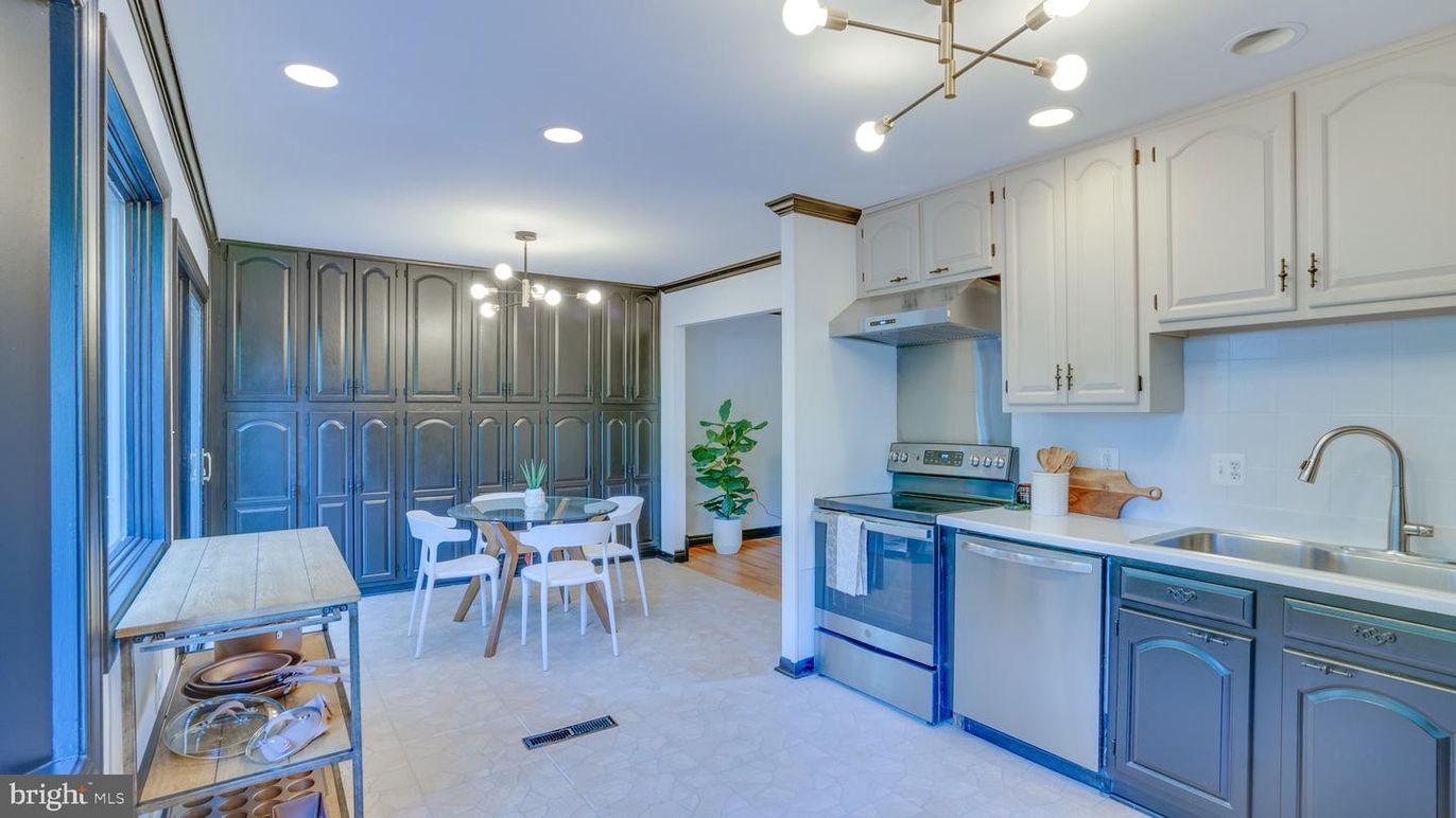 Dining room, Interior, Kitchen, Pendant Lights, Recessed Lighting, Stainless Steel Appliances