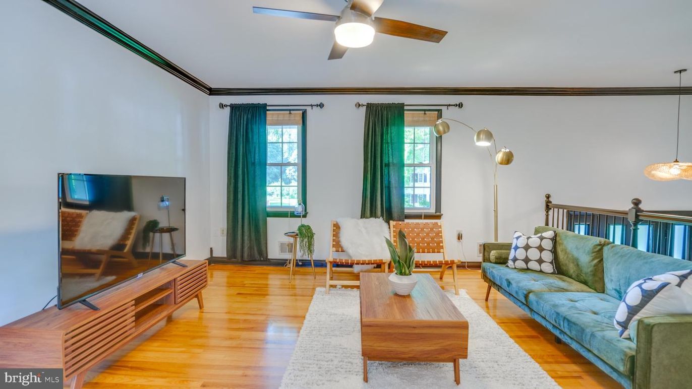 Interior, Living room, Pendant Lights, Wood Texture Flooring
