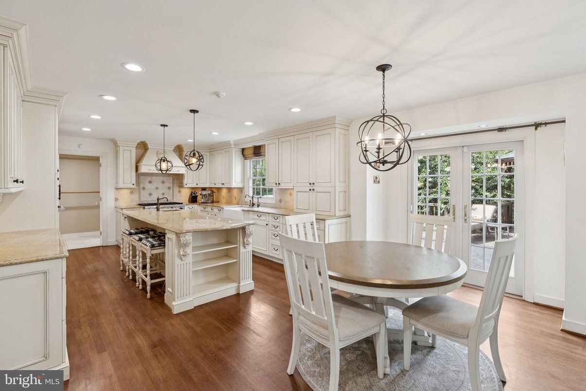 Chandelier, Dining room, Interior, Kitchen, Pendant Lights, Recessed Lighting, Wood Texture Flooring