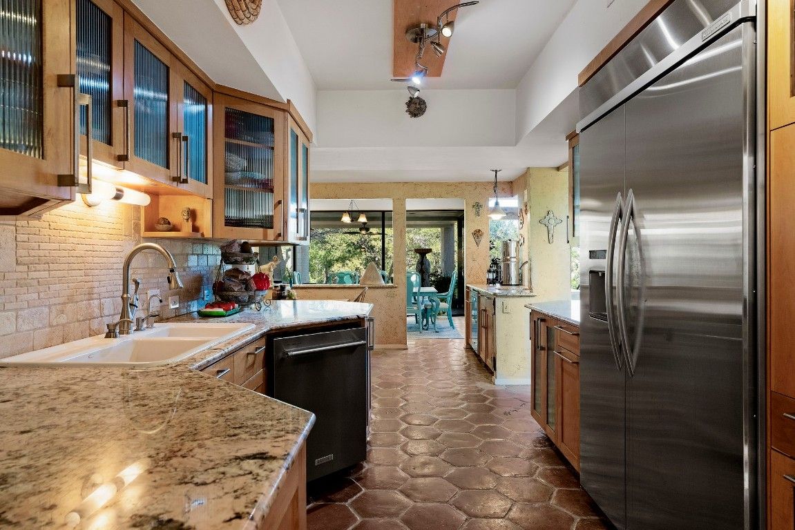 Dining room, Interior, Kitchen, Pendant Lights, Stainless Steel Appliances
