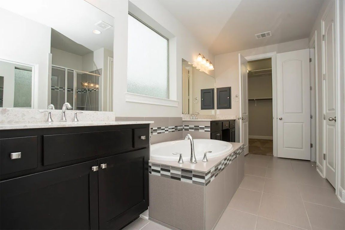 Bathroom, Dual Sink Vanities, Interior, Recessed Lighting