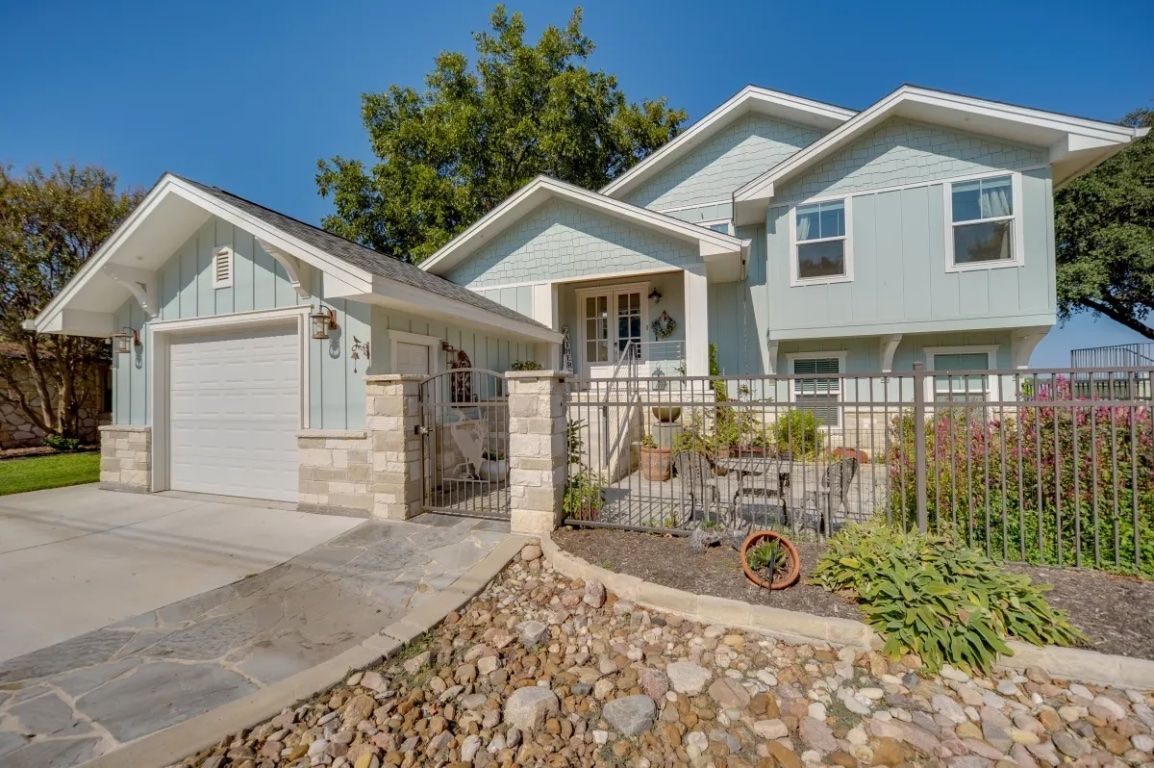 Attached, Exterior, Facade, American Craftsman