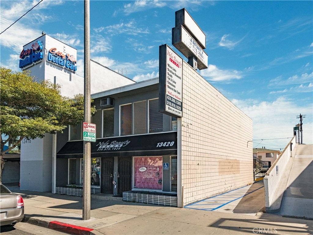 Exterior, Facade, None