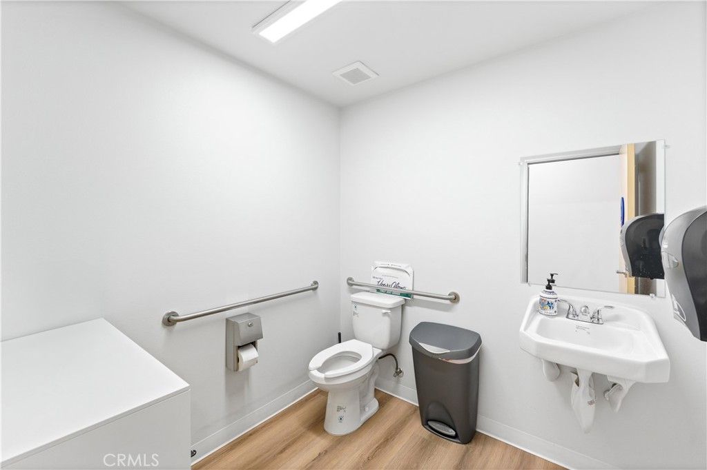 Bathroom, Interior, Recessed Lighting, Wood Texture Flooring