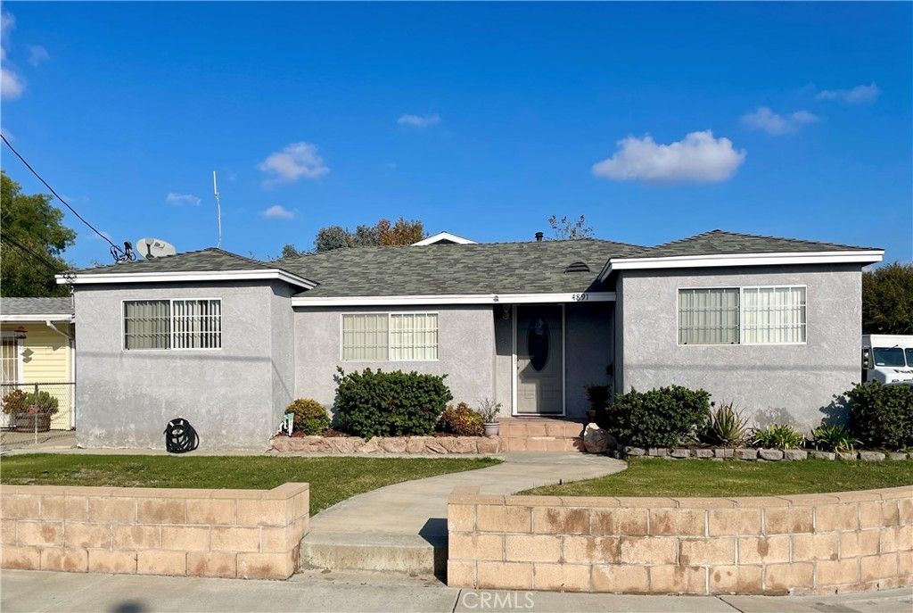 Exterior, Facade, Ranch