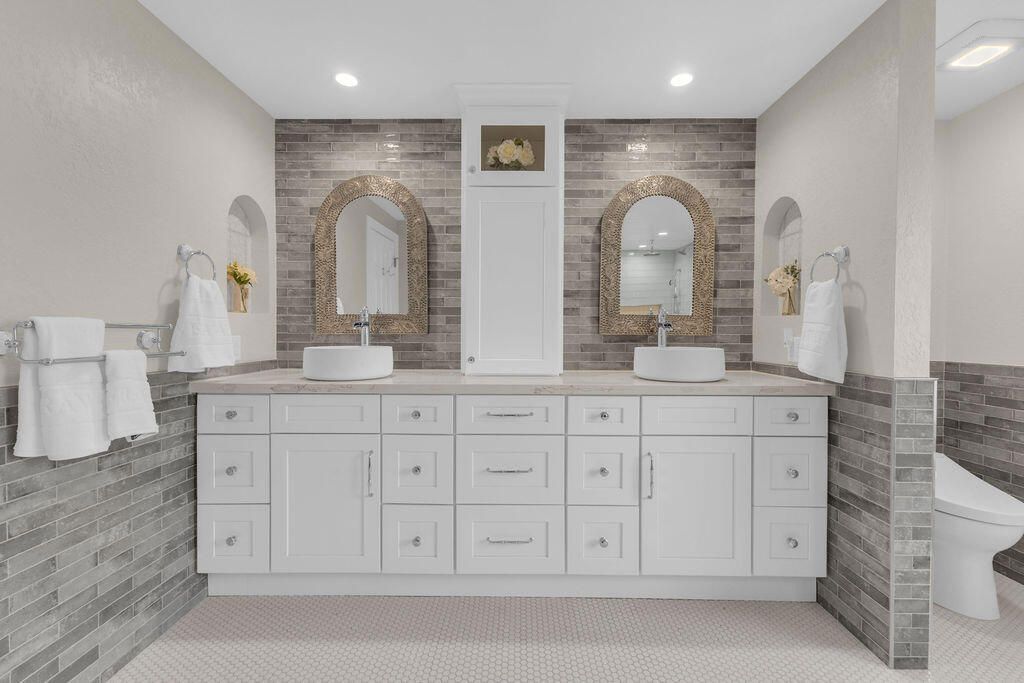 Bathroom, Dual Sink Vanities, Interior, Recessed Lighting