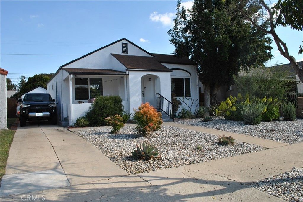 Exterior, Facade, Ranch