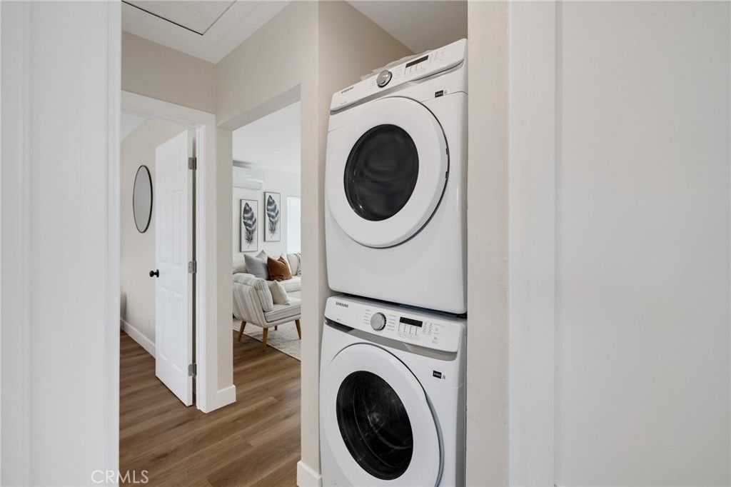 Interior, Utility Closets, Washer, Wood Texture Flooring