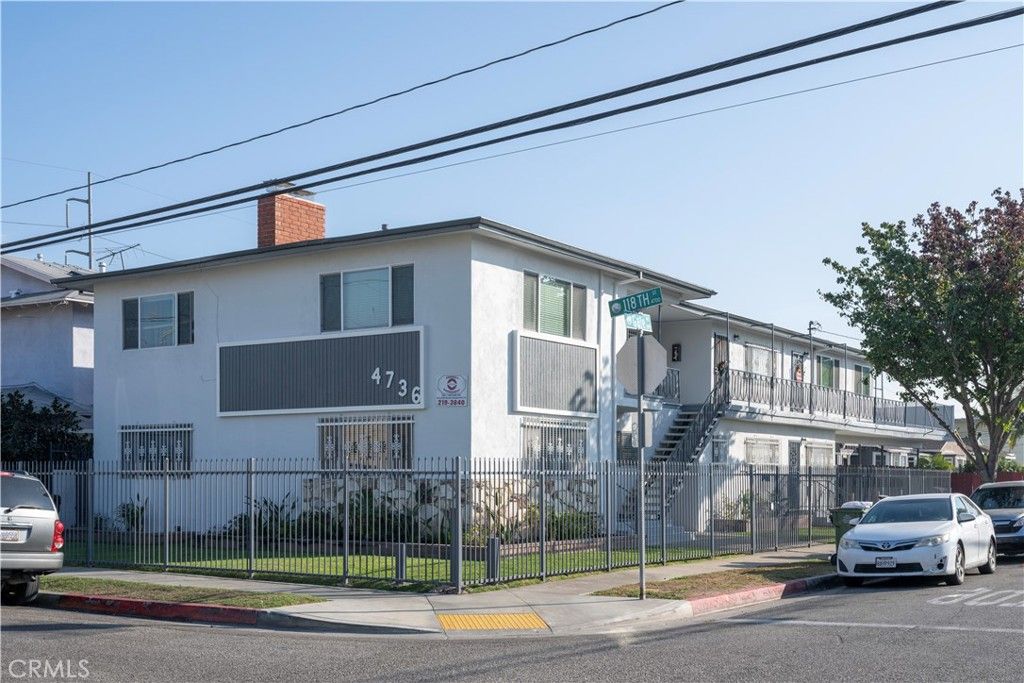 Exterior, Facade, Modern