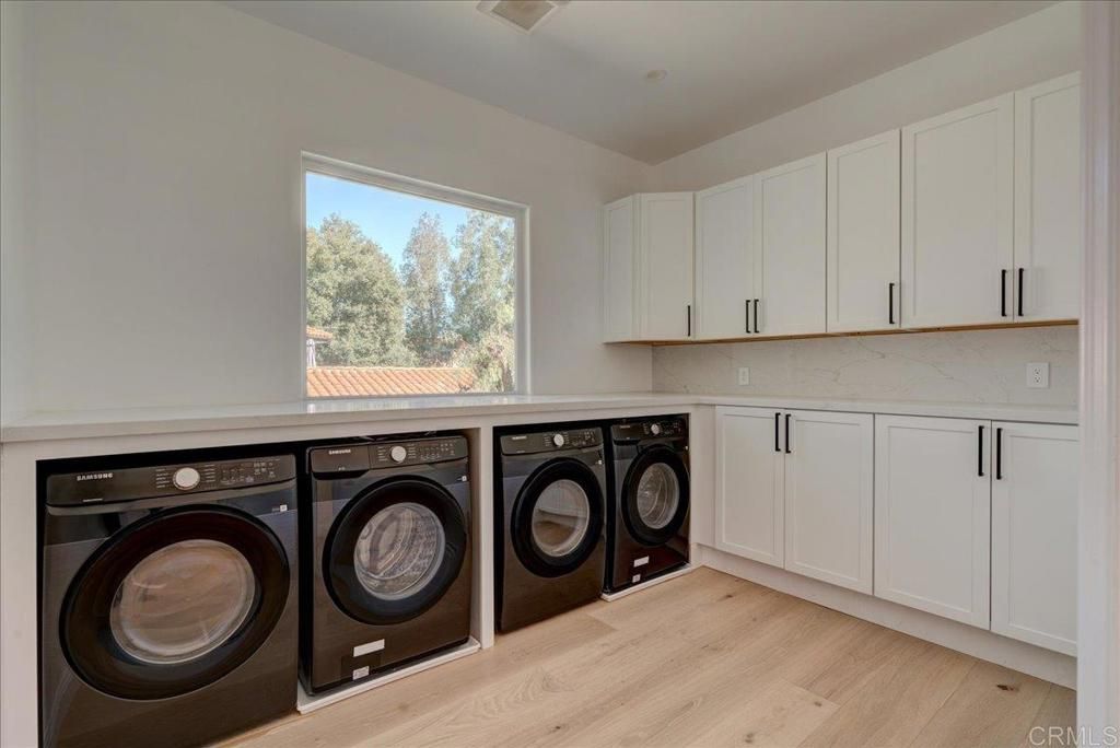 Interior, Washer, Wood Texture Flooring