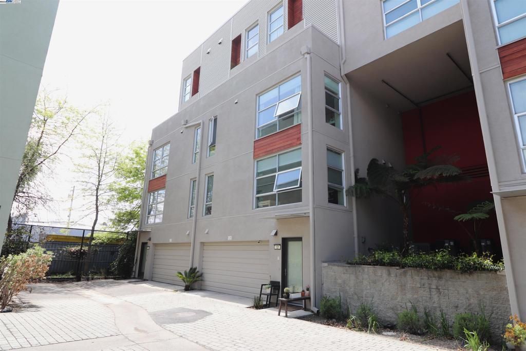 Attached, Exterior, Facade, Rowhouse