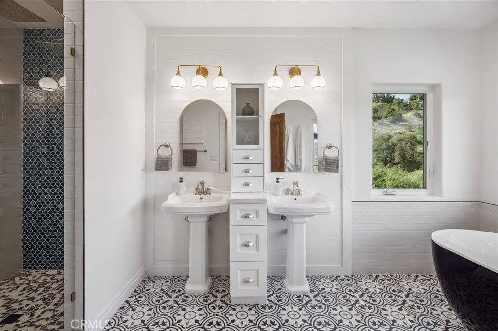 Bathroom, Dual Sink Vanities, Interior
