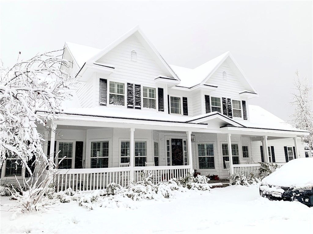 Exterior, Facade, Farmhouse
