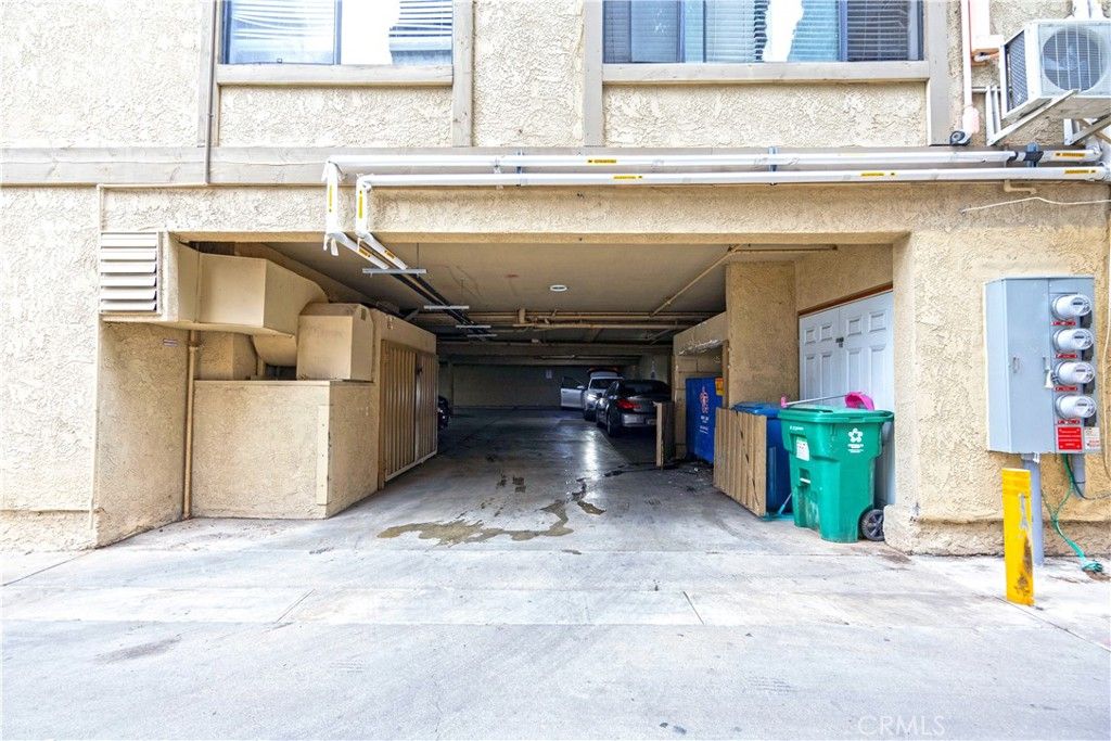 Exterior, Garage