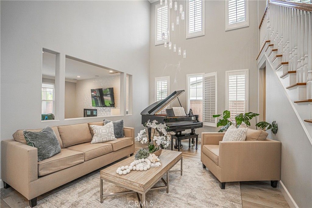 Interior, Living room, Pendant Lights, Piano, Recessed Lighting, Wood Texture Flooring