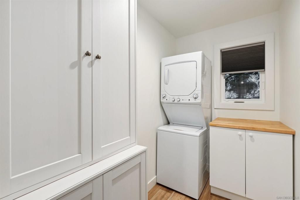 Interior, Utility Closets, Washer, Wood Texture Flooring