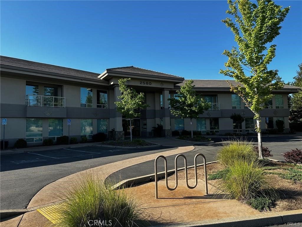 Exterior, Facade, Modern