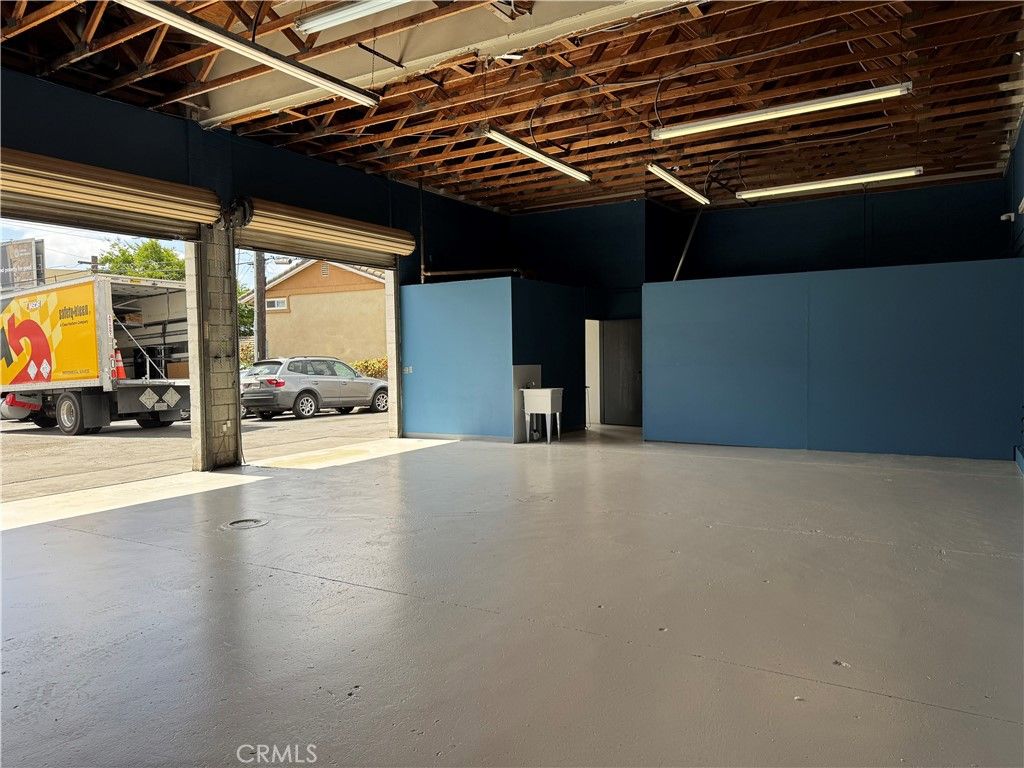 Garage, Interior, Wooden Beams
