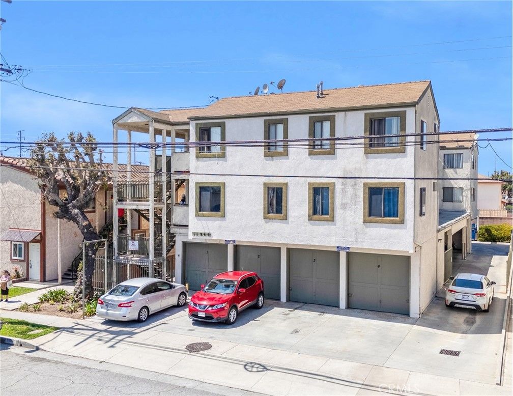 Attached, Exterior, Facade, Rowhouse