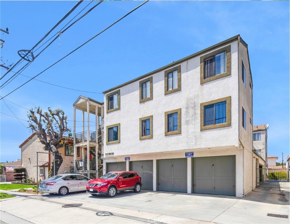 Attached, Exterior, Facade, Rowhouse