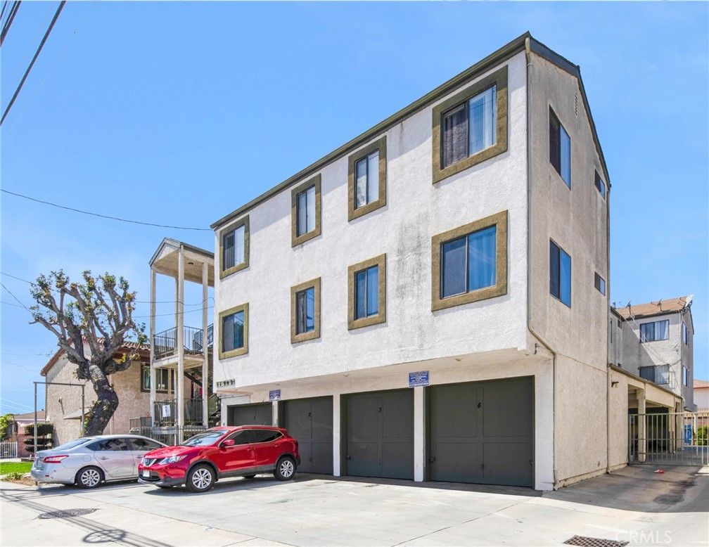 Attached, Exterior, Facade, Rowhouse