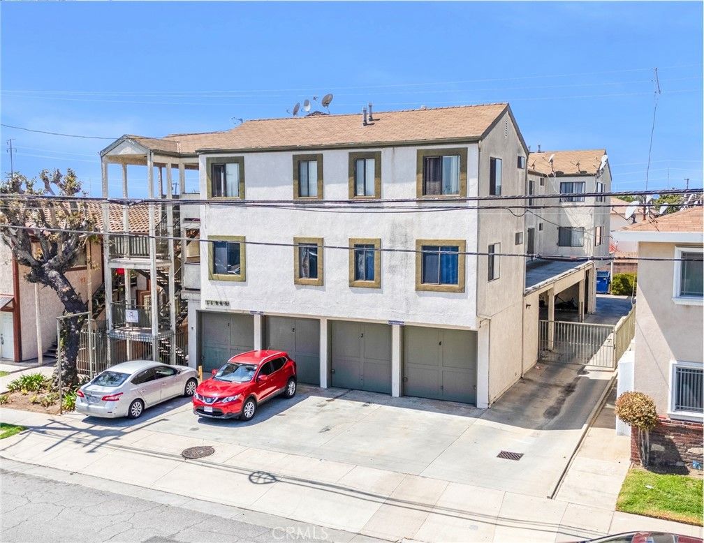 Attached, Exterior, Facade, Rowhouse