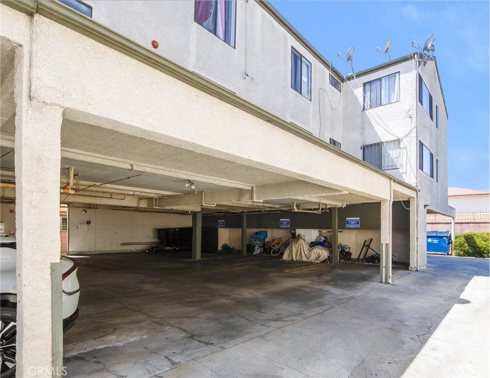 Exterior, Garage