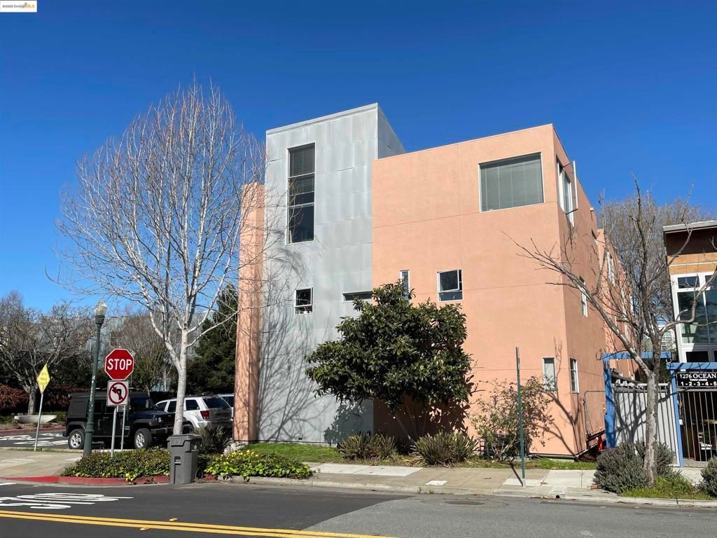 Exterior, Facade, Modern