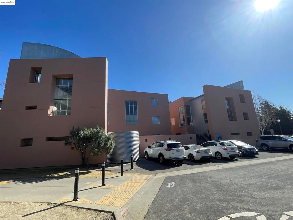 Exterior, Facade, Modern