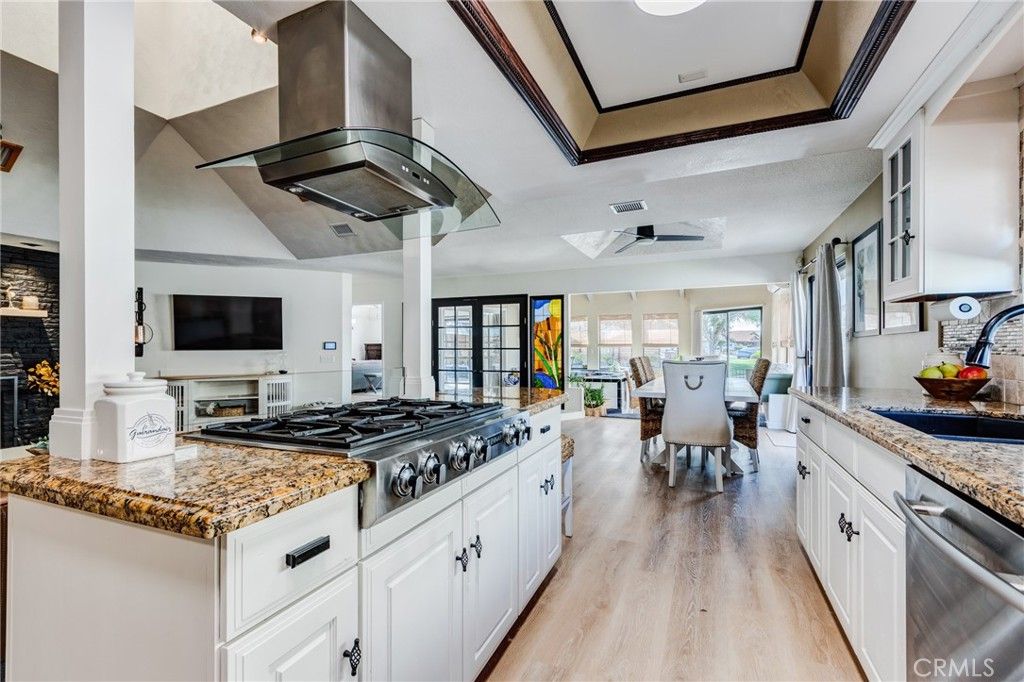 Dining room, Interior, Kitchen, Stainless Steel Appliances, Wood Texture Flooring