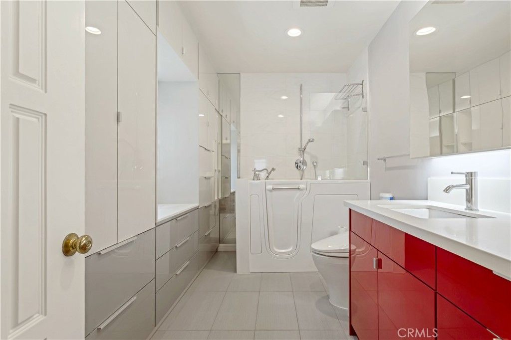 Bathroom, Dual Sink Vanities, Interior, Recessed Lighting