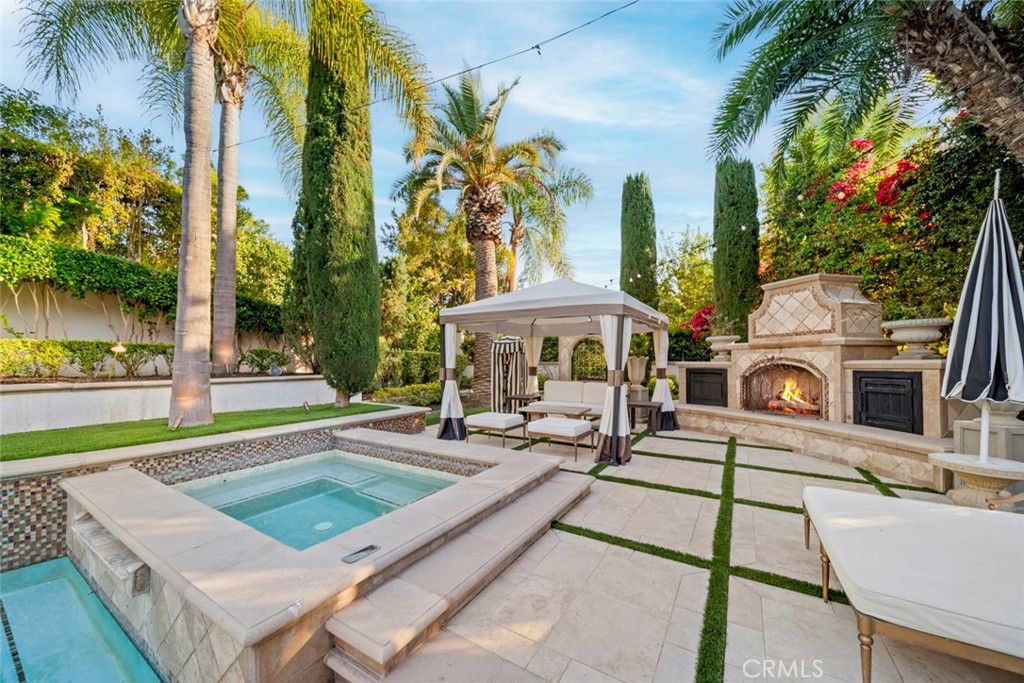 Exterior, Fireplace, Pool