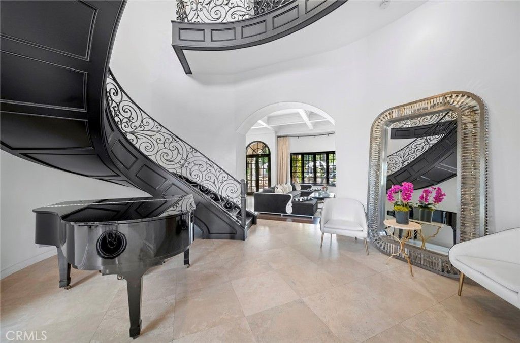 Interior, Piano