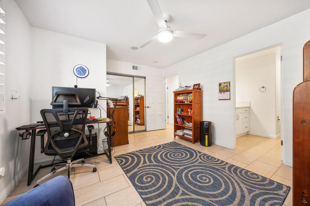 Home Office, Interior