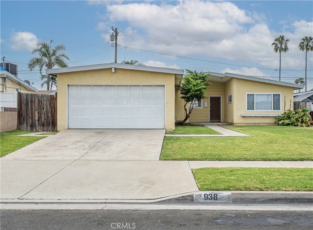 Attached, Exterior, Facade, Ranch
