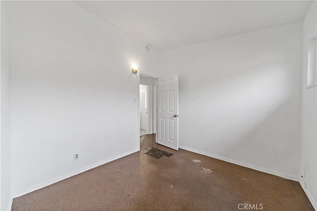 Empty room, Interior