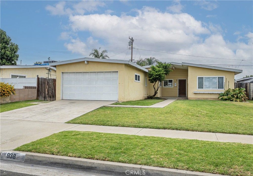 Attached, Exterior, Facade, Ranch