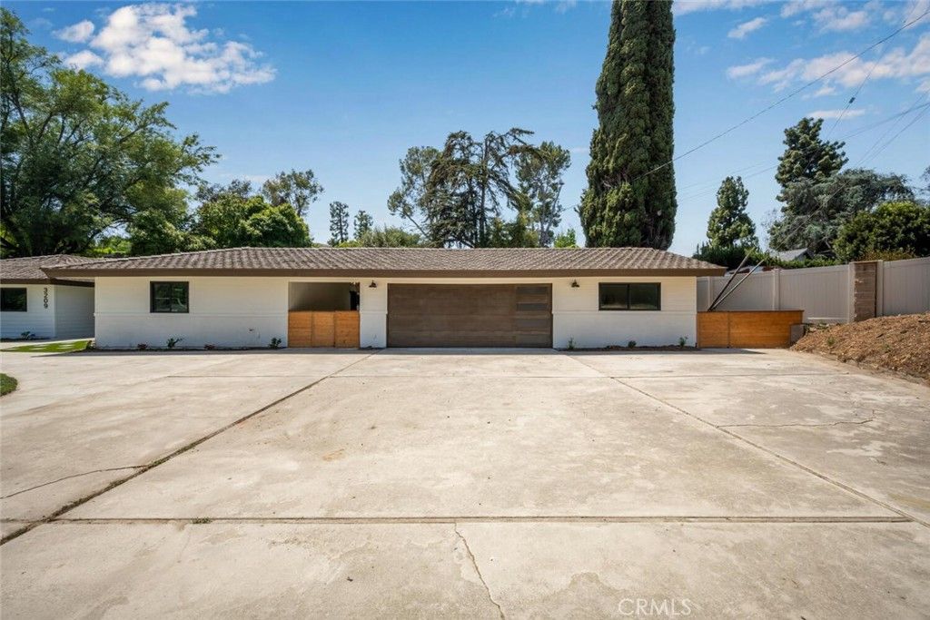 Attached, Exterior, Facade, Ranch