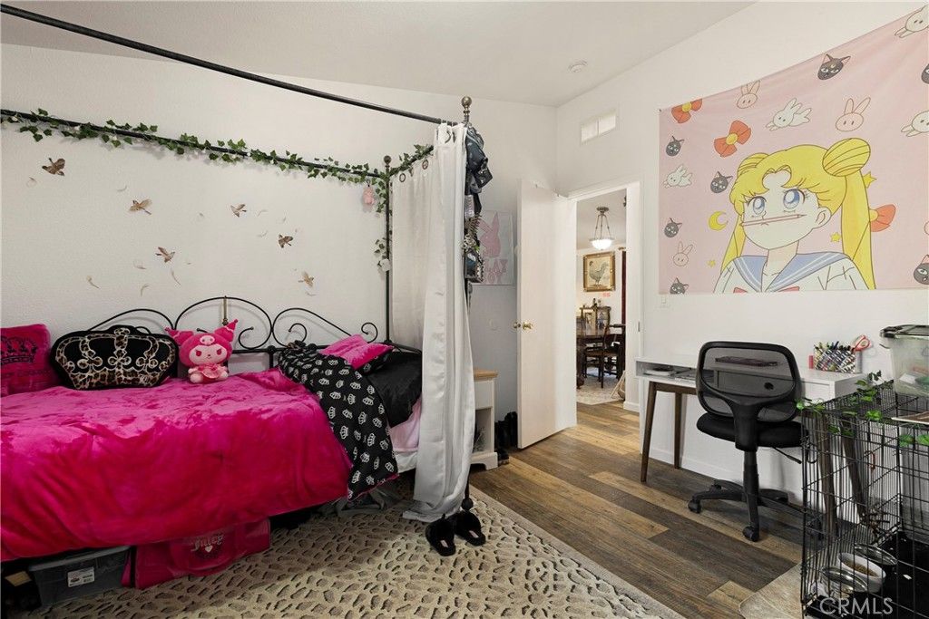 Bedroom, Interior, Pendant Lights, Wood Texture Flooring