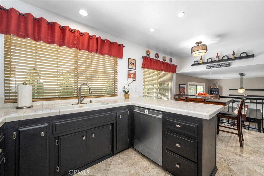 Dining room, Interior, Kitchen, Pendant Lights, Recessed Lighting, Tile Countertops