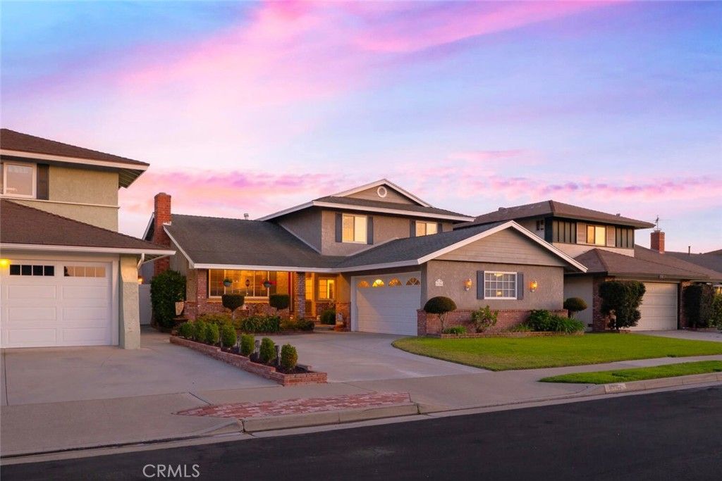 Attached, Exterior, Facade, American Craftsman