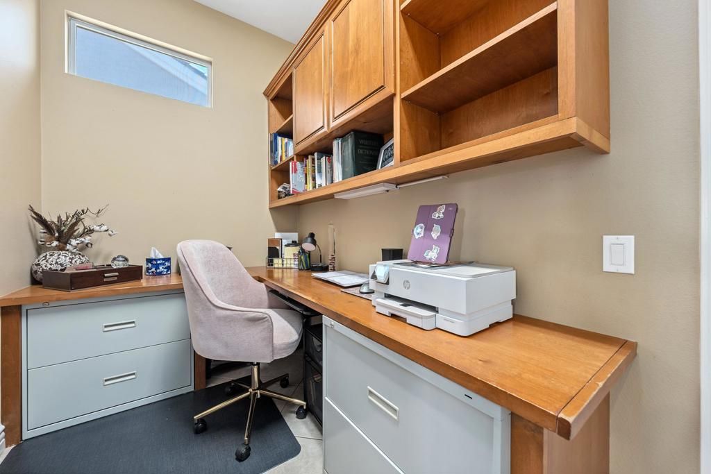 Home Office, Interior